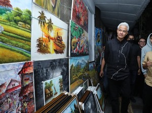 Saat Ganjar Nikmati Nasi Goreng & Ngobrol Bareng Pelukis di Jalan Braga