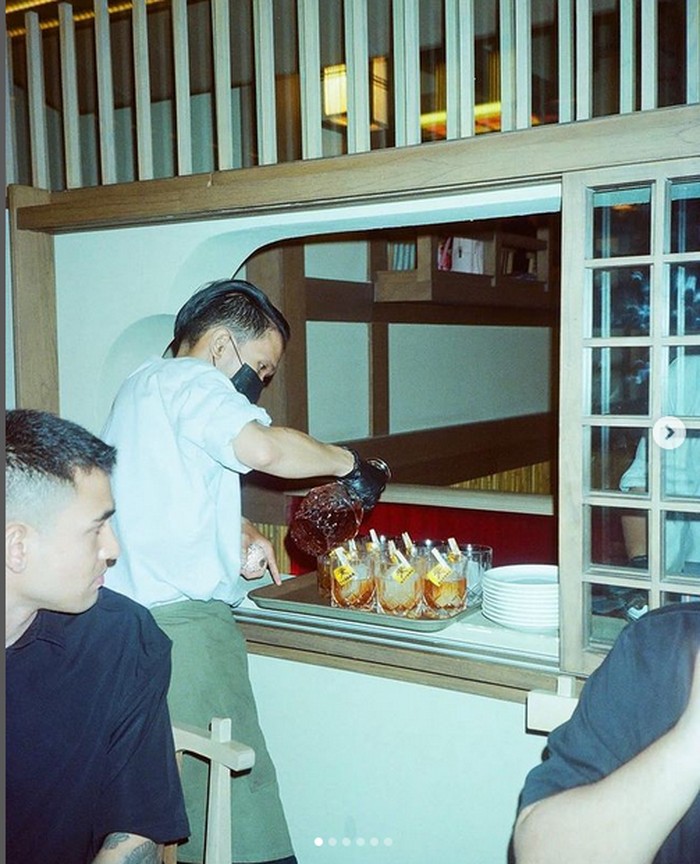 Gaya Keren Axel Matthew Saat Makan Bareng Keluarga dan Nongkrong di Kafe Gaya Keren Axel Matthew Saat Makan Bareng Keluarga dan Nongkrong di Kafe