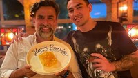 Rayakan ulang tahun sang ayah, Axel berikan kejutan kue cantik dis alah satu restoran mewah yang mereka kunjungi. Foto: Instagram @axelmatthewthomas