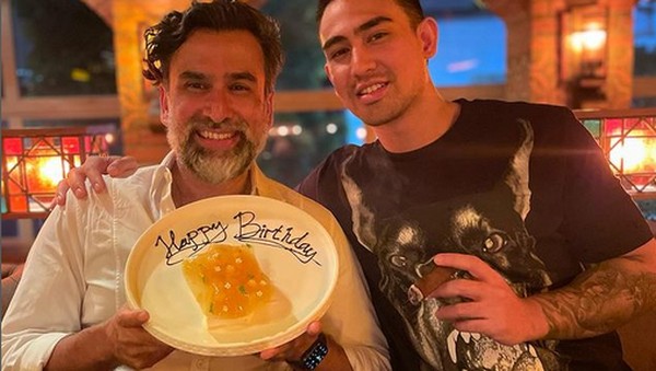 Gaya Keren Axel Matthew Saat Makan Bareng Keluarga dan Nongkrong di Kafe