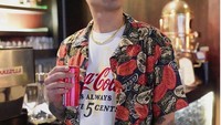  Minum minuman bersoda, Axel tampil keren dengan nuansa kemeja dan baju yang sama dengan minuman yang diminumnya. Foto: Instagram @axelmatthewthomas