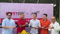  Ikut bergabung dalam perusahaan media, ini pose Axel saat potong nasi tumpeng ditemani dengan partner kerja hingga Gading Martin. Foto: Instagram @axelmatthewthomas