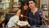  Bersama sang ibu, Axel cukup sering ngewine hingga makan malam bersama sang ibu yang masih tampak awet muda. Foto: Instagram @axelmatthewthomas