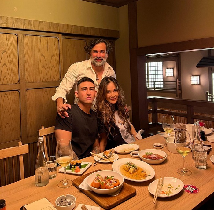 Gaya Keren Axel Matthew Saat Makan Bareng Keluarga dan Nongkrong di Kafe