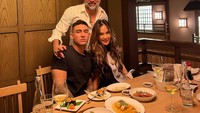  Terakhir ini kebersamaan Axel dengan ayah dan ibunya, saat makan malam sushi hingga hidangan Jepang lainnya. Foto: Instagram @axelmatthewthomas