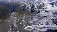 Selama beberapa dekade, wilayah pegunungan Alpen di Eropa terdapat gletser yang cukup melimpah sehingga banyak resor ski beroperasi di atas salju dan es.  