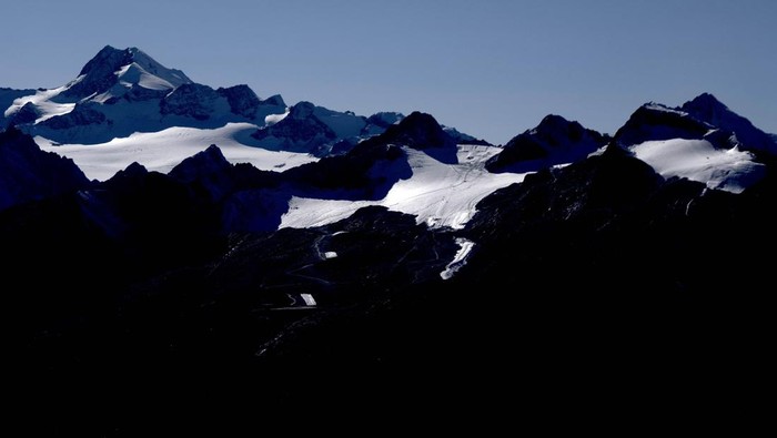 Gletser Menyusut Drastis, Ancam Ekosistem di Pegunungan Alpen The Stubai Glacier ski area with water reservoirs for ski lifts are visible near Innsbruck, Austria, Monday, Sept. 25, 2023. (AP Photo/Matthias Schrader)