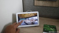 Di sisi kasur tidak ada telepon, yang disediakan adalah tablet kecil yang tersambung dengan Google Nest. Jika perlu bantuan resepsionis, tamu hanya perlu bicara di depan alat canggih ini. 