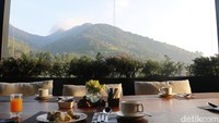 Baru saja soft opening, Grand ASTON Puncak dilengkapi dengan 205 room dengan dua tipe kamar yaitu Studio Deluxe dan Studio Mountain View. Tarif per malamnya bisa dicek di website puncak.astonhotelsinternational.com atau bisa dengan mengunduh aplikasi di Google Playstore membership Archipelago. Traveler akan mendapatkan diskon 10-15% dari harga kamar dan juga food and beverages (F&B), tentunya ada syarat dan ketentuan yang berlaku. 