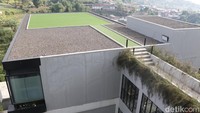 Tak seperti hotel-hotel lain, Grand Aston Puncak Hotel & Resort punya bentuk bangunan yang mengikuti bentuk tanah. Saat berjalan ke kamar, tamu bukan dibawa naik tapi justru turun. Meski begitu lobby bukan di lantai tertinggi, lantai tertinggi ialah bagian Rooftop. 