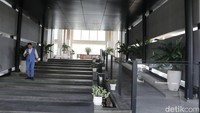 Rasanya kurang pas kalau tiba-tiba langsung membahas kamar, karena hotel ini punya banyak sentuhan alam. Hal ini langsung terlihat begitu tamu sampai di lobby. 