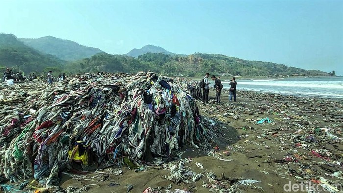 Gunungan sampah kain di pesisir Loji