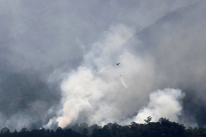 Tim Badan Nasional Penanggulangan Bencana (BNPB) menggunakan helikopter water bombing untuk memadamkan kebakaran di kawasan Gunung Lawu yang terbakar di Ngawi, Jawa Timur, Rabu (4/10/2023). BNPB mengoperasikan helikopter untuk melakukan pemadaman kebakaran dengan metode water bombing mulai Selasa (4/10) di Gunung Lawu yang terbakar sejak sejak Jumat (29/9). ANTARA FOTO/Siswowidodo.