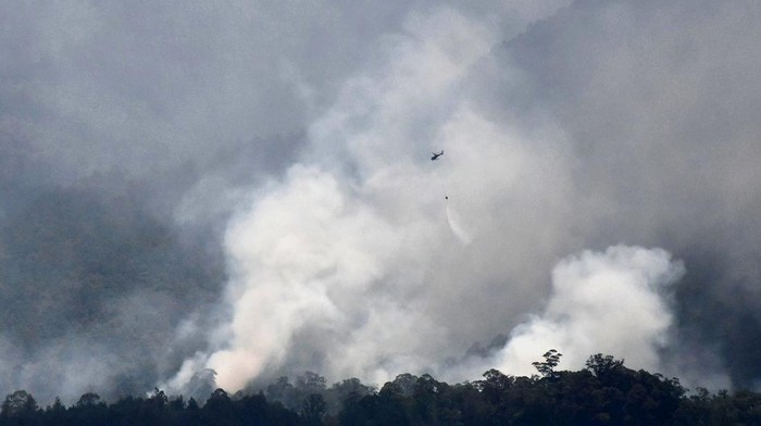 Tim Badan Nasional Penanggulangan Bencana (BNPB) menggunakan helikopter water bombing untuk memadamkan kebakaran di kawasan Gunung Lawu yang terbakar di Ngawi, Jawa Timur, Rabu (4/10/2023). BNPB mengoperasikan helikopter untuk melakukan pemadaman kebakaran dengan metode water bombing mulai Selasa (4/10) di Gunung Lawu yang terbakar sejak sejak Jumat (29/9). ANTARA FOTO/Siswowidodo.