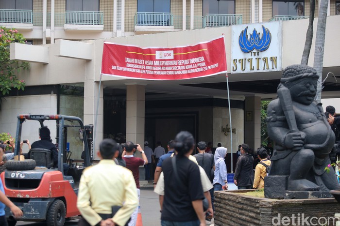 Sejumlah petugas Pusat Pengelolaan Komplek Gelora Bung Karno (PPKGBK) melakukan pemasangan spanduk di 15 titik area Hotel Sultan, Jakarta, Rabu (4/10/2023).  Tindakan ini dilakukan untuk meminta PT Indobuildco milik Pontjo Sutowo segera mengosongkan lahan Blok 15 di kawasan GBK tersebut.
