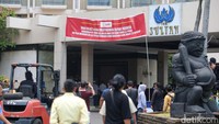Tim Kuasa Hukum PPKGBK Chandra M Hamzah mengatakan kawasan GBK termasuk yang berdiri menjadi Hotel Sultan telah dibebaskan oleh negara untuk kepentingan penyelenggaraan Asian Games ke-6 di Jakarta tahun 1962. Ditegaskan bahwa negara tidak pernah melepaskan hak atas tanah lahan tersebut.  