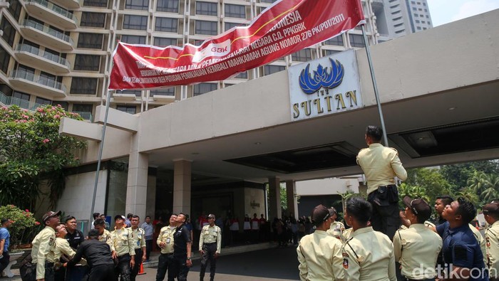 Sejumlah petugas Pusat Pengelolaan Komplek Gelora Bung Karno (PPKGBK) melakukan pemasangan spanduk di 15 titik area Hotel Sultan, Jakarta, Rabu (4/10/2023).  Tindakan ini dilakukan untuk meminta PT Indobuildco milik Pontjo Sutowo segera mengosongkan lahan Blok 15 di kawasan GBK tersebut.