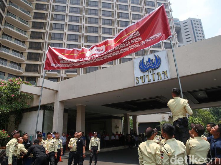 Hotel Sultan Dipasangi Spanduk, Pontjo Sutowo Diminta Segera Angkat Kaki