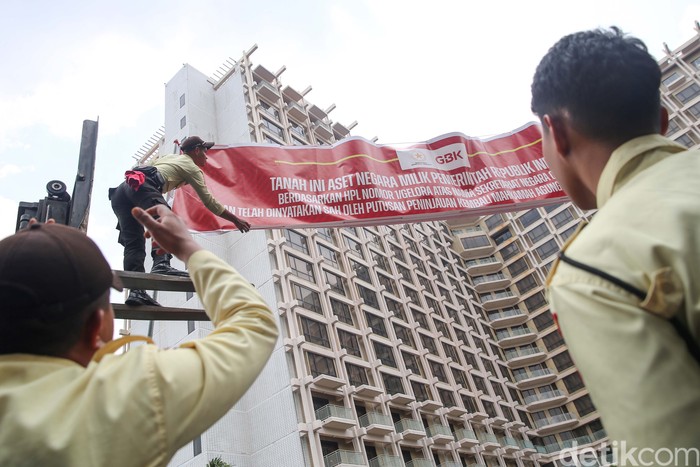 Sejumlah petugas Pusat Pengelolaan Komplek Gelora Bung Karno (PPKGBK) melakukan pemasangan spanduk di 15 titik area Hotel Sultan, Jakarta, Rabu (4/10/2023).  Tindakan ini dilakukan untuk meminta PT Indobuildco milik Pontjo Sutowo segera mengosongkan lahan Blok 15 di kawasan GBK tersebut.