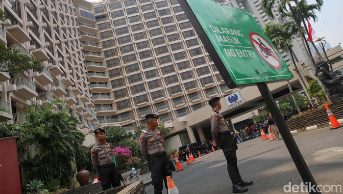 Sejumlah petugas Pusat Pengelolaan Komplek Gelora Bung Karno (PPKGBK) melakukan pemasangan spanduk di 15 titik area Hotel Sultan, Jakarta, Rabu (4/10/2023).  Tindakan ini dilakukan untuk meminta PT Indobuildco milik Pontjo Sutowo segera mengosongkan lahan Blok 15 di kawasan GBK tersebut.