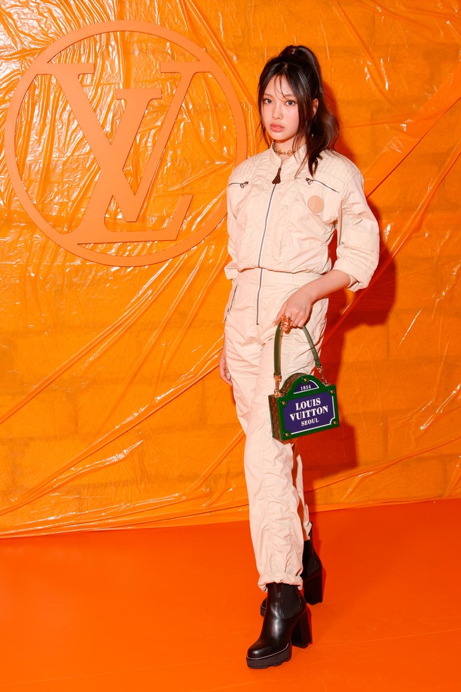 Aura Hyein NewJeans semakin terpancar dengan model rambut ponytail. Sejumlah netizen Korea memuji penampilan mantan model cilik itu di forum komunitas Korea.Foto: dok. Instagram @newjeans_official