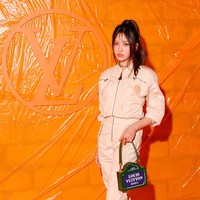 Aura Hyein NewJeans semakin terpancar dengan model rambut ponytail. Sejumlah netizen Korea memuji penampilan mantan model cilik itu di forum komunitas Korea.Foto: dok. Instagram @newjeans_official