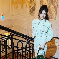 Untuk penampilan keduanya di Paris Fashion Week 2023, Hyein NewJeans memakai koleksi jumpsuit Louis Vuitton yang belum dirilis. Foto: dok. Instagram @newjeans_official