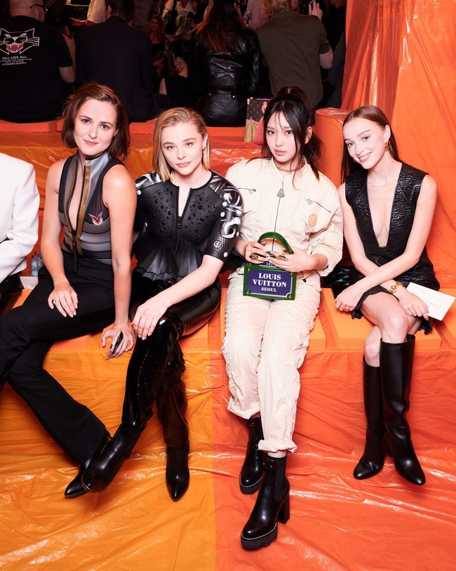 “Jika god tier baby ini tidak menjadi penyanyi, aku rasa semua orang akan mengira dia adalah model,” “Wow, gila. Aku tak sabar menunggunya beranjak dewasa,” “Auranya luar biasa,” komentar netizen mengagumi gaya Hyein NewJeans.Foto: dok. Instagram @newjeans_official