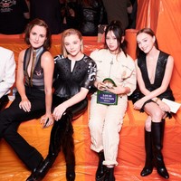 “Jika god tier baby ini tidak menjadi penyanyi, aku rasa semua orang akan mengira dia adalah model,” “Wow, gila. Aku tak sabar menunggunya beranjak dewasa,” “Auranya luar biasa,” komentar netizen mengagumi gaya Hyein NewJeans.Foto: dok. Instagram @newjeans_official