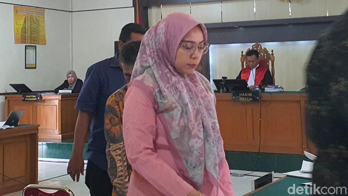 Inspektur Kepulauan Meranti, Rawelly di sidang bupati non aktif Muhammad Adil di PN Tipikor Pekanbaru (Raja Adil Siregar/detikSumut)