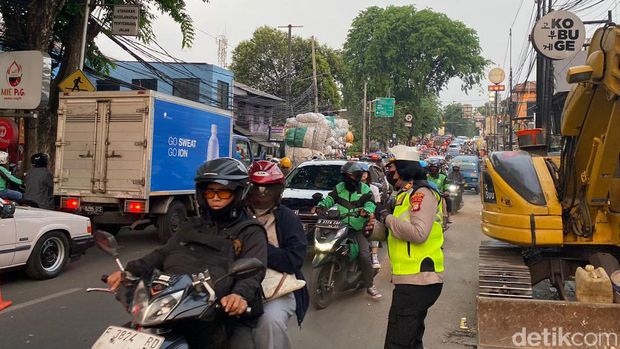 Jalan Akses UI Depok macet di kedua arah, Rabu (4/10/2023) petang ini.