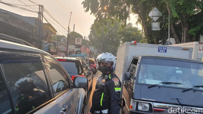 Jalan Akses UI Depok macet di kedua arah, Rabu (4/10/2023) petang ini.