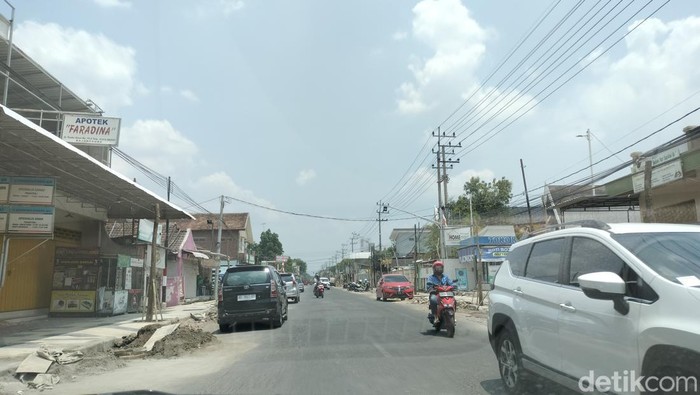 Jalanan kota Bojonegoro yang panas.