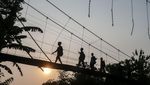Ngeri, Pelajar SD di Lebak Lintasi Jembatan Gantung yang Rusak