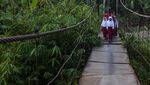Ngeri, Pelajar SD di Lebak Lintasi Jembatan Gantung yang Rusak