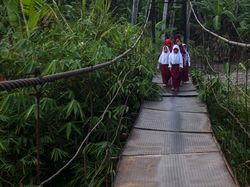 Nasib Anak SD Daerah, Harus Sebrangi Jembatan Ekstrem buat ke Sekolah