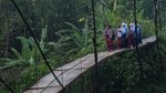 Ngeri, Pelajar SD di Lebak Lintasi Jembatan Gantung yang Rusak