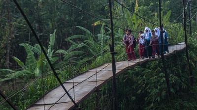 Ngeri, Pelajar SD di Lebak Lintasi Jembatan Gantung yang Rusak