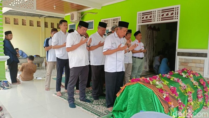 Jenazah Prof Heriyandi Terpidana Kasus Korupsi Unila disalatkan.