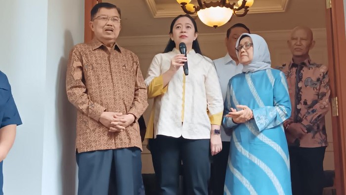 Wapres ke-10 dan ke-12 RI Jusuf Kalla (JK) bertemu dengan Ketua DPR RI sekaligus Ketua DPP PDIP Puan Maharani di kediamannya.