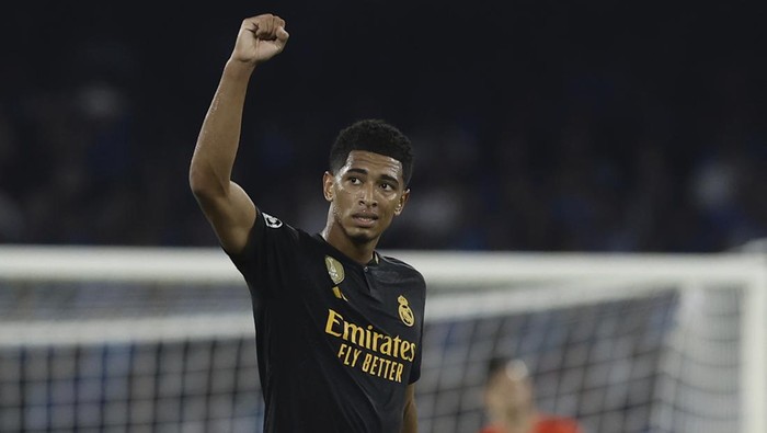 Real Madrids Jude Bellingham, left, celebrates after scoring his sides second goal during the Champions League group C soccer match between Napoli and Real Madrid at the Diego Armando Maradona stadium in Naples, Italy, Tuesday, Oct. 3, 2023. (Alessandro Garofalo/LaPresse via AP)