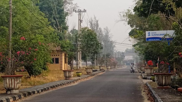 Kabut asap mulai menyelimuti Bangka Barat. Asap merupakan kiriman dari Sumsel.