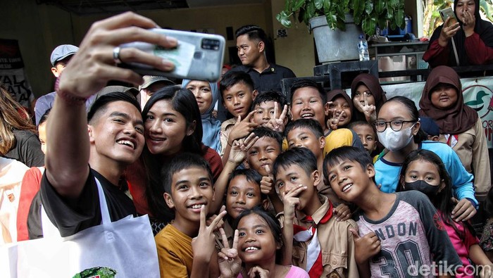 Ketum PSI Kaesang Pangarep melakukan kunjungan ke RW 12, Kelurahan Cipinang Melayu, Makasar, Jakarta Timur, Rabu (4/10/2023). Permukiman yang dikunjungi itu dinamakan Kampung Jokowi.