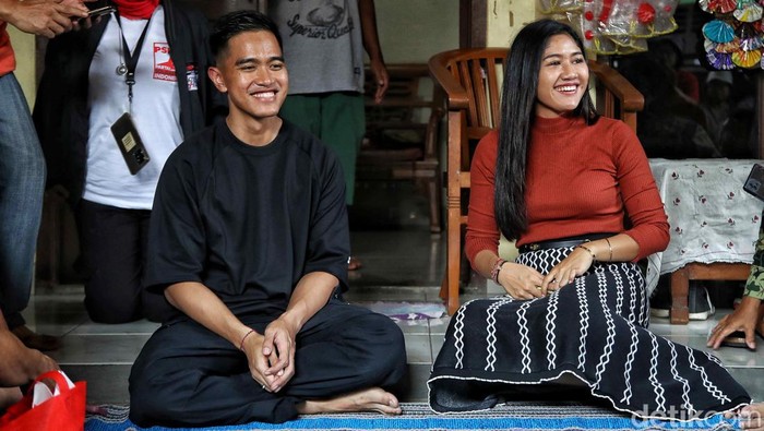 Ketum PSI Kaesang Pangarep melakukan kunjungan ke RW 12, Kelurahan Cipinang Melayu, Makasar, Jakarta Timur, Rabu (4/10/2023). Permukiman yang dikunjungi itu dinamakan Kampung Jokowi.