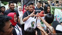 Kaesang juga membagi-bagikan cokelat kepada anak-anak Cipinang Melayu.  