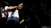 Adik Wali Kota Solo Gibran Rakabuming Raka itu juga mendengarkan keluh kesah dan aspirasi warga.  