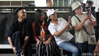 Kaesang dan Erina Gudono melayani permintaan foto bersama warga.  