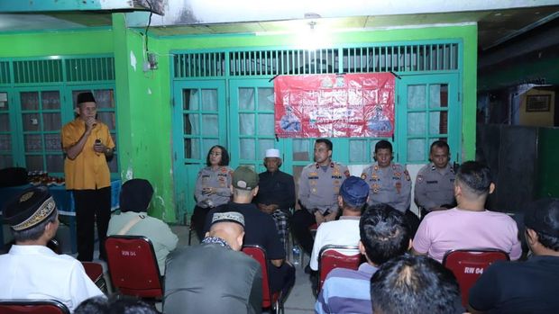 Kapolsek Mampang Prapatan Kompol David Yunior Kanitero berdialog dengan amasyarakat