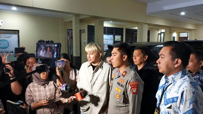 Kapolsek Setiabudi Kompol Arif Purnama Oktora mengatakan mobil Caren Delano yang dibawa kabur sopir pribadinya sudah terlacak.