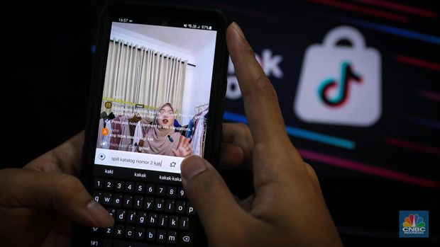 Karyawan melihat produk yang dijual melalui TikTok Shop di Jakarta, Rabu (4/10/2023). (CNBC Indonesia/Faisal Rahman)